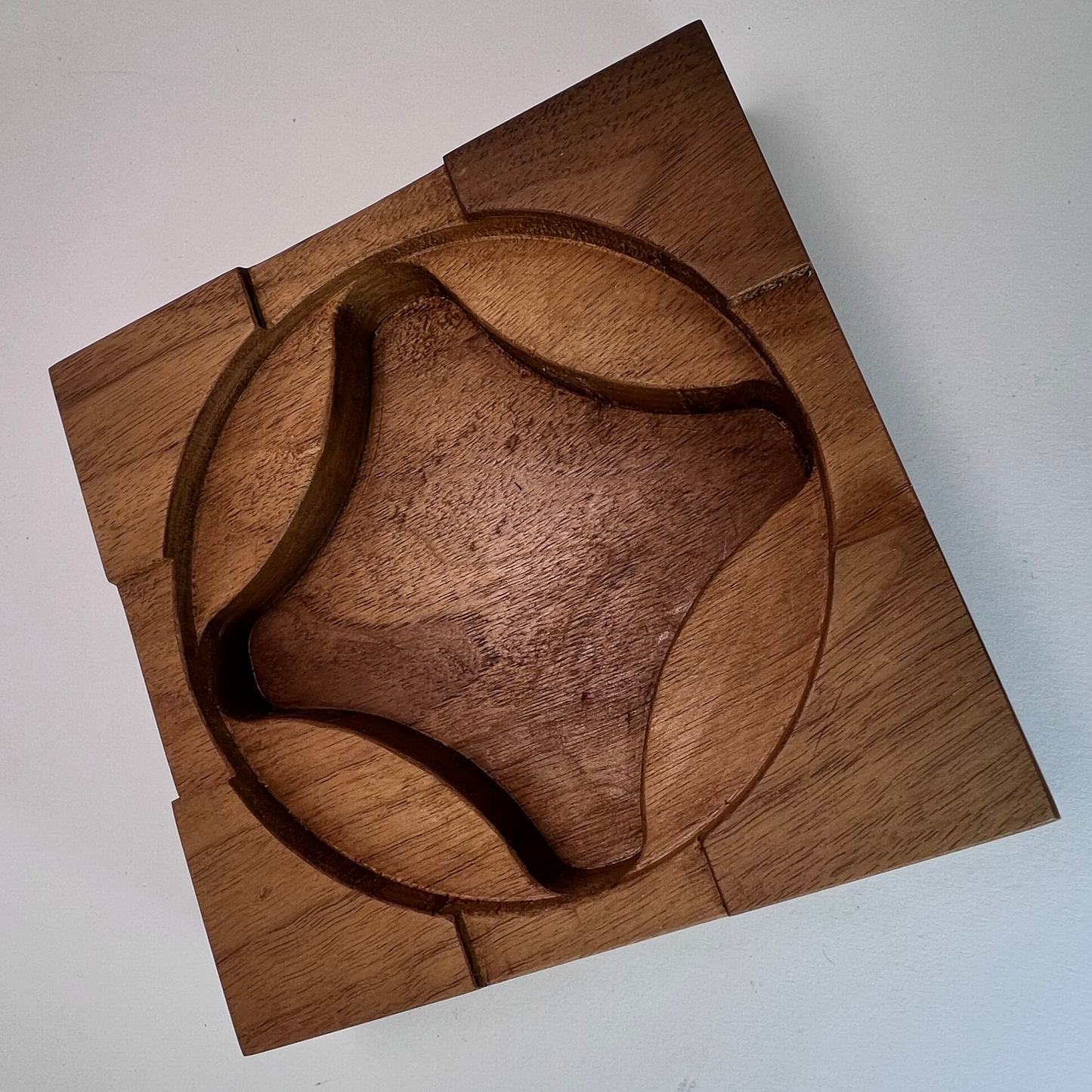 Nussbaum Aschenbecher Lifestyle-Ansicht auf Wohnzimmertisch | Sunwood Holzdesign