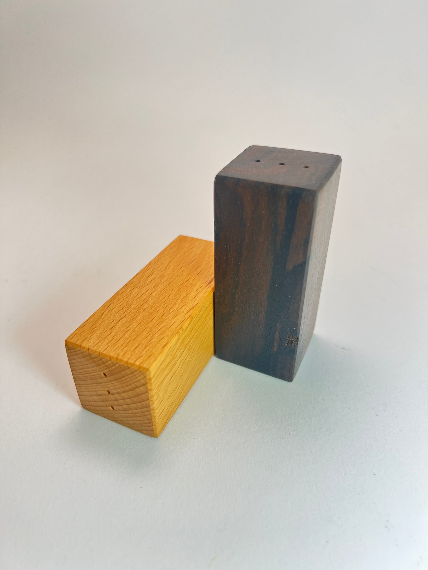 Salzstreuer Set Seitenansicht Buche und Grenadill Kontrast | Sunwood Holzdesign