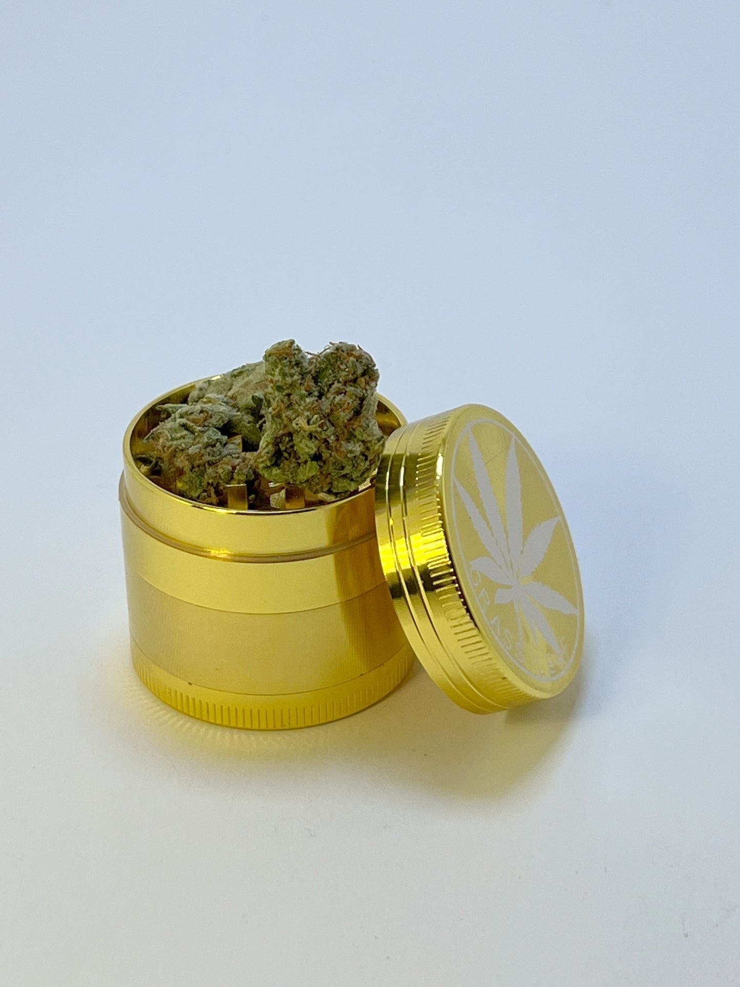 Grinder Goldoptik in der Hand – Rauchzubehör Sunwood Holzdesign