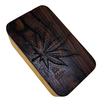 Kleine Holzdose mit Hanfblatt