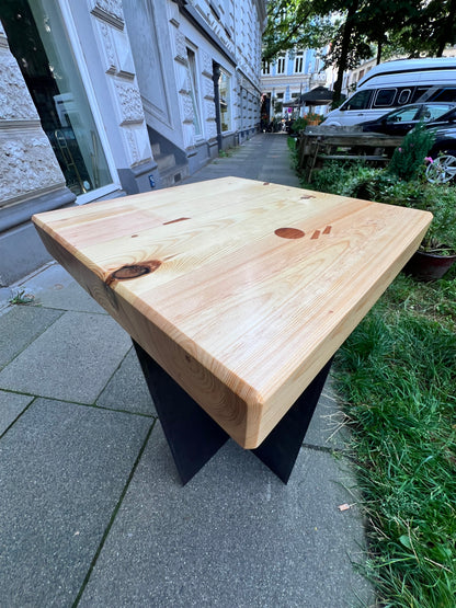 Beistelltisch Recyclingholz im Wohnzimmer – Lifestyle-Ansicht | Sunwood Holzdesign