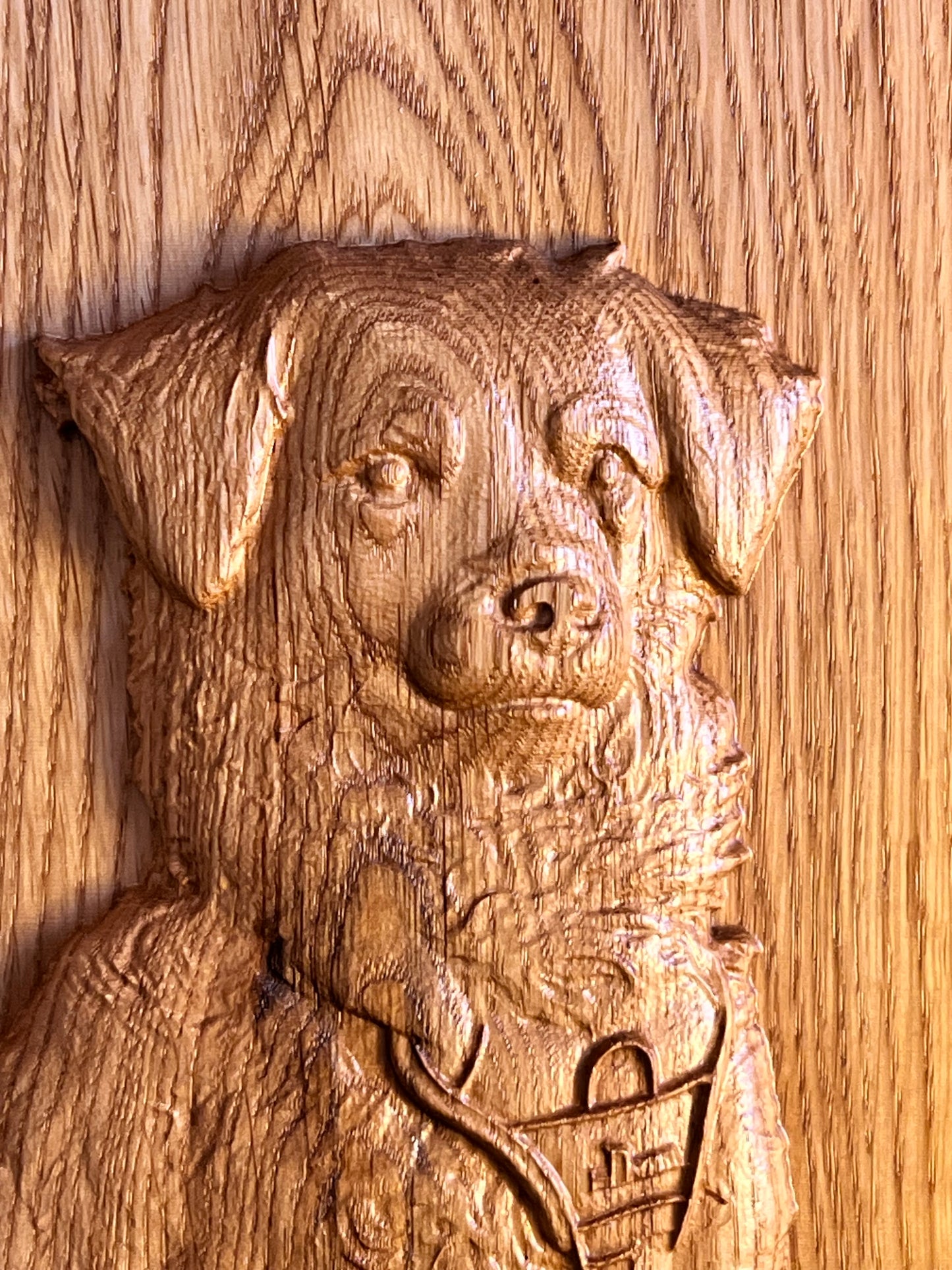 Holzrelief Beispiel Lifestyle-Ansicht an der Wand | Sunwood Holzdesign
