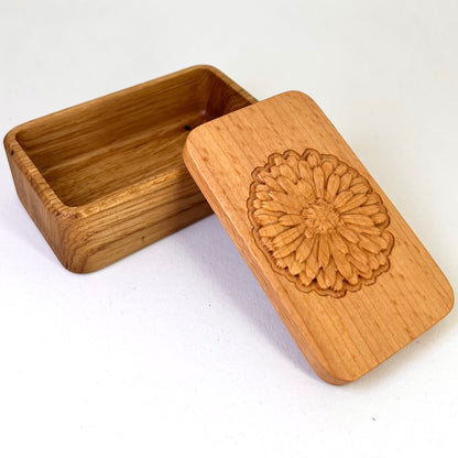 Kleine Holzdose mit Ringelblume