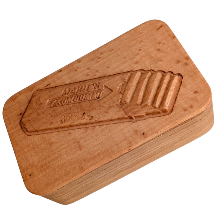 Personalisierte Holzdose mit individuellem Relief – Hauptansicht | Sunwood Holzdesign