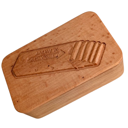 Personalisierte Holzdose mit individuellem Relief – Hauptansicht | Sunwood Holzdesign