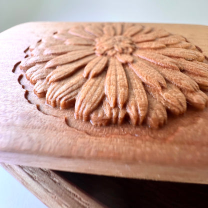 Kleine Holzdose mit Ringelblume