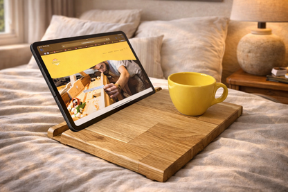 Tablet-Ständer Oak mit iPad auf Matratze – Lifestyle-Ansicht | Sunwood Holzdesign